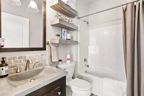 Bath - 8885 New Ave, Gilroy, CA 95020 photo 2 of 2