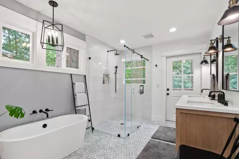 Bath - 4000 Glen Haven Rd, Soquel, CA 95073 photo 1 of 5