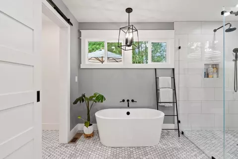 Bath - 4000 Glen Haven Rd, Soquel, CA 95073 photo 2 of 5
