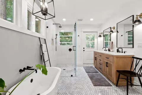 Bath - 4000 Glen Haven Rd, Soquel, CA 95073 photo 3 of 5