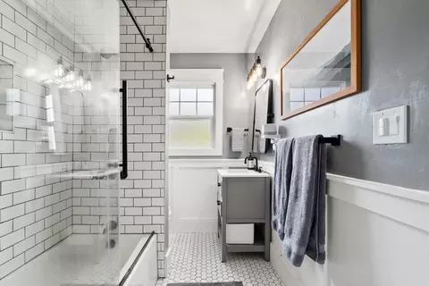 Bath - 4000 Glen Haven Rd, Soquel, CA 95073 photo 4 of 5