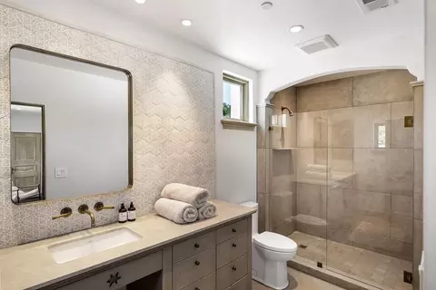 Bath - 810 Lombardi Ln, Hillsborough, CA 94010 photo 4 of 7