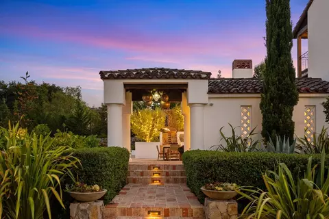 Exterior - 810 Lombardi Ln, Hillsborough, CA 94010 photo 3 of 14