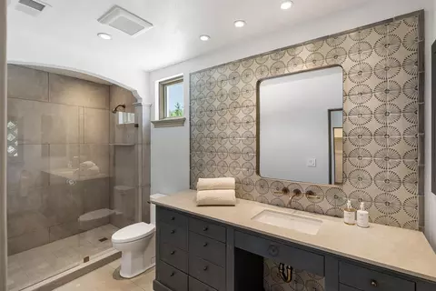 Bath - 810 Lombardi Ln, Hillsborough, CA 94010 photo 5 of 7