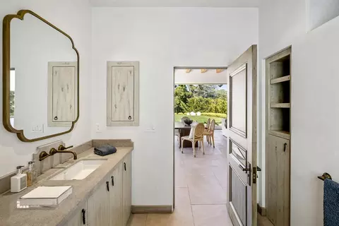 Bath - 810 Lombardi Ln, Hillsborough, CA 94010 photo 7 of 7