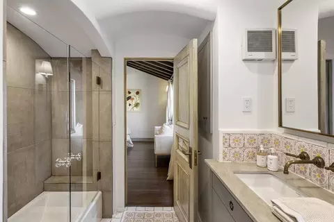 Bath - 810 Lombardi Ln, Hillsborough, CA 94010 photo 6 of 7