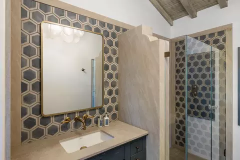 Bath - 810 Lombardi Ln, Hillsborough, CA 94010 photo 3 of 7