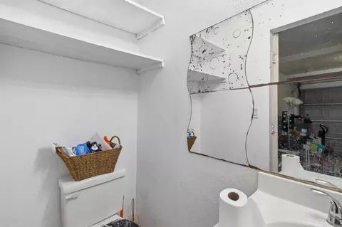 Bath - 1578 Magazine St, Vallejo, CA 94591 photo 4 of 6