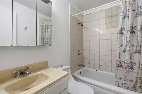 Bath - 1578 Magazine St, Vallejo, CA 94591 photo 2 of 6