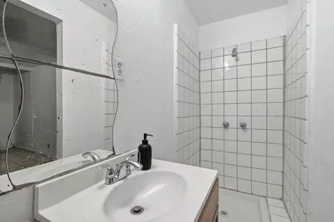 Bath - 1578 Magazine St, Vallejo, CA 94591 photo 5 of 6