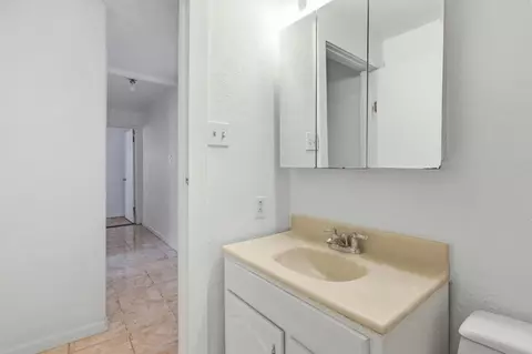 Bath - 1578 Magazine St, Vallejo, CA 94591 photo 3 of 6