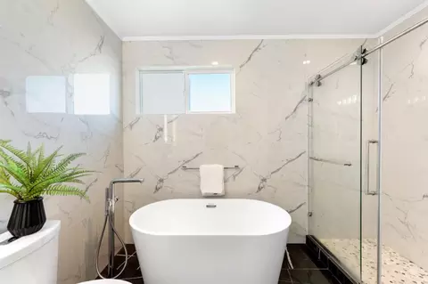 Bath - 808 Pine St, Oakland, CA 94607 photo 3 of 3