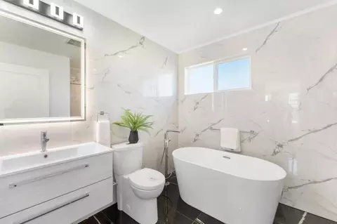 Bath - 808 Pine St, Oakland, CA 94607 photo 2 of 3