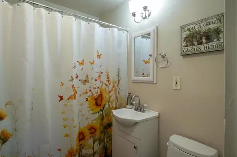 Bath - 11705 Foothill Ave, Gilroy, CA 95020 photo 2 of 3