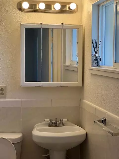 Bath - Calaveras Dr, Salinas, CA 93906 photo 3 of 3