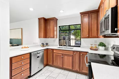 Kitchen - 928 Wright Ave 1103, Mountain View, CA 94043 photo 2 of 5
