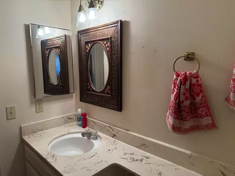 Bath - 7040 Valley Forge Dr, Gilroy, CA 95020 photo 2 of 5