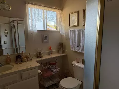 Bath - 7040 Valley Forge Dr, Gilroy, CA 95020 photo 3 of 5