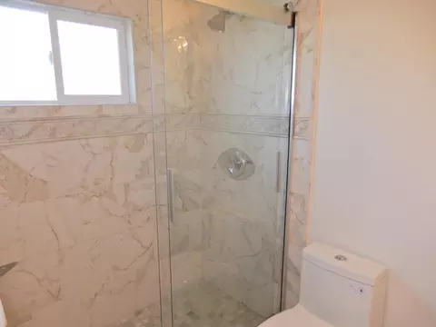 Bath - 819 Cumberland Dr, Gilroy, CA 95020 photo 2 of 4