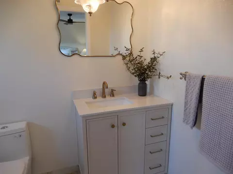 Bath - 819 Cumberland Dr, Gilroy, CA 95020 photo 3 of 4
