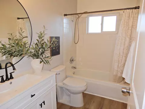 Bath - 819 Cumberland Dr, Gilroy, CA 95020 photo 4 of 4