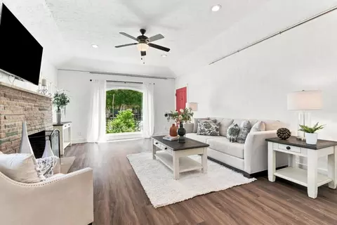 Living - 99 E Hedding St, San Jose, CA 95112 photo 2 of 3