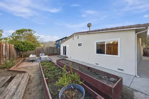 Exterior - 715 Montezuma Dr, Pacifica, CA 94044 photo 5 of 6