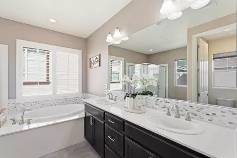 Bath - 1080 Ruby Way, Gilroy, CA 95020 photo 2 of 5