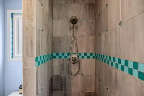 Bath - 537 Larkin St, Monterey, CA 93940 photo 4 of 4