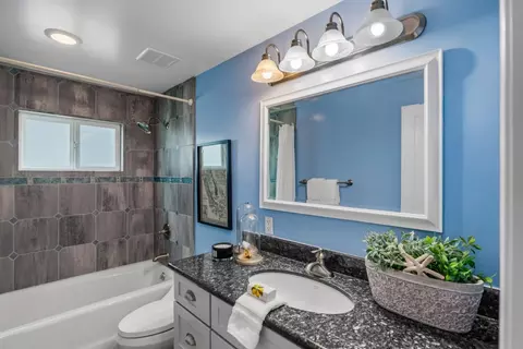 Bath - 537 Larkin St, Monterey, CA 93940 photo 1 of 4