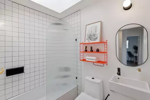 Bath - 1633 Juniper St, Livermore, CA 94551 photo 3 of 4