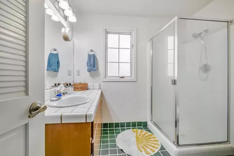 Bath - 135 Seabreeze Pl, Aptos, CA 95003 photo 2 of 3