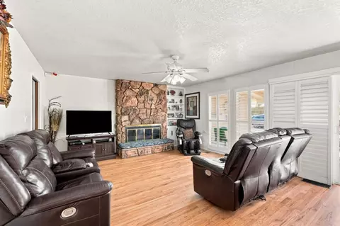 Living - 925 Ohio Ave, Modesto, CA 95358 photo 2 of 2