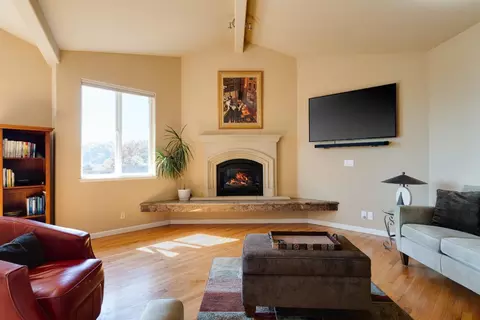 Living - 213 Sand St, Aptos, CA 95003 photo 2 of 4