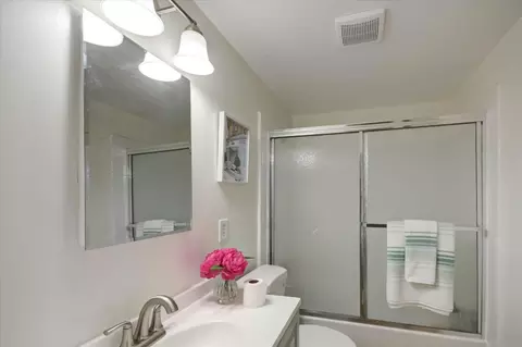 Bath - 27772 Biscayne Ave, Hayward, CA 94544 photo 3 of 3