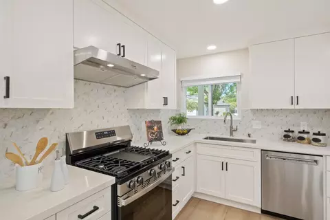 Kitchen - 425 Poppy Pl, Mountain View, CA 94043 photo 5 of 5