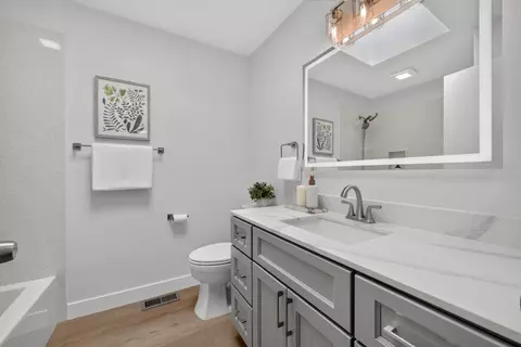 Bath - 5380 Brookside Ct, Pleasanton, CA 94588 photo 2 of 4