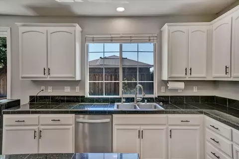 Kitchen - 28252 S Lindly Ln, Tracy, CA 95304 photo 4 of 5