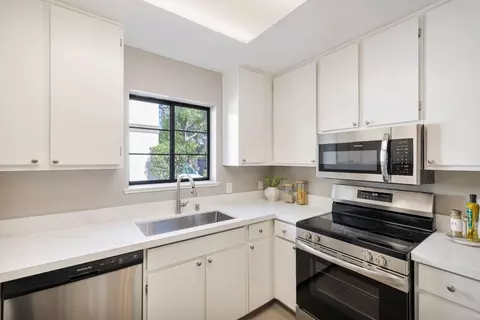 Kitchen - 101 E Middlefield Rd 5, Mountain View, CA 94043 photo 1 of 2