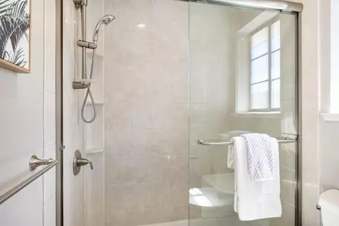 Bath - 101 E Middlefield Rd 5, Mountain View, CA 94043 photo 2 of 4