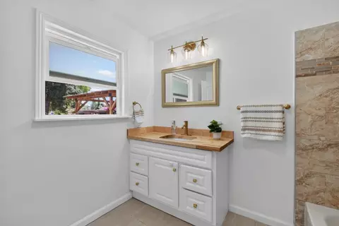 Bath - 1456 B St, Hayward, CA 94541 photo 2 of 4