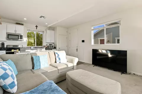 Living - 824 Vasquez Dr, Soledad, CA 93960 photo 2 of 3