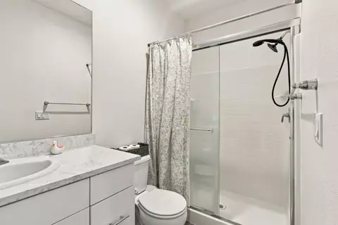 Bath - 824 Vasquez Dr, Soledad, CA 93960 photo 1 of 2