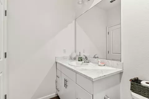 Bath - 824 Vasquez Dr, Soledad, CA 93960 photo 2 of 2