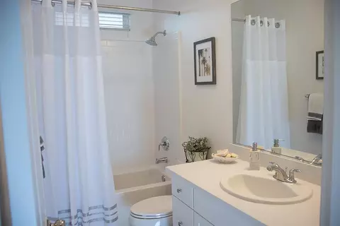 Bath - 521 Davalos St, Soledad, CA 93960 photo 2 of 5