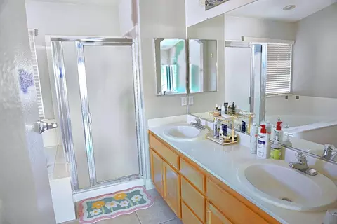 Bath - 441 De Bord Dr, Tracy, CA 95376 photo 1 of 2