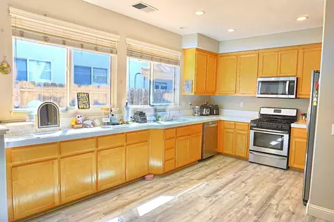 Kitchen - 441 De Bord Dr, Tracy, CA 95376 photo 2 of 2