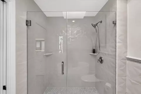 Bath - 1733 15th Ave, San Francisco, CA 94122 photo 8 of 14