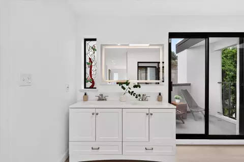 Bath - 1733 15th Ave, San Francisco, CA 94122 photo 3 of 14