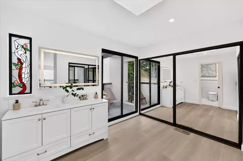 Bath - 1733 15th Ave, San Francisco, CA 94122 photo 4 of 14